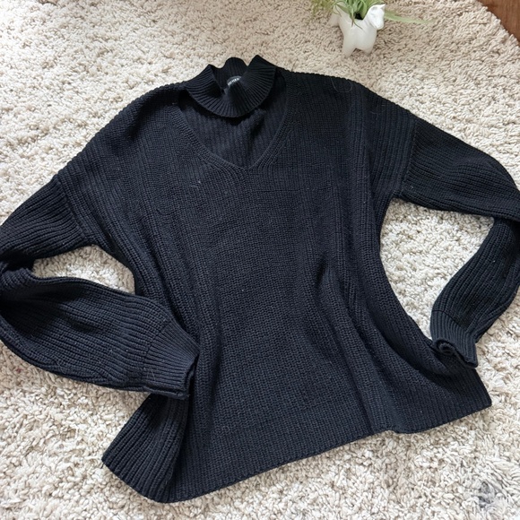 Forever 21 Sweaters - Elegant Forever 21 Midnight V-Neck cut out long sleeve, super cozy thick womens